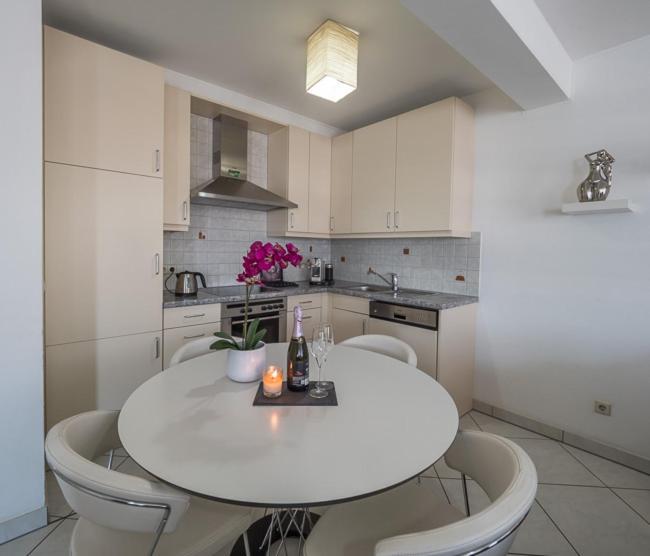 Luxury Penthouse Apartment With 3 Balconies -2 Bedrooms -Petrus View & Parking Люксембург Екстер'єр фото